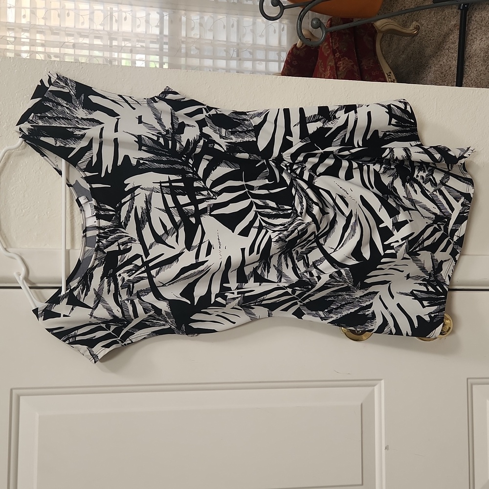 Jules and Leopold size L back and white top